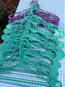 35 plastic clothes hangers