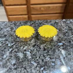 Vintage Miniature Yellow Plastic Flower pair of salt and pepper shakers.  Size approximately 1 1/2 inches wide and 3/4 inch tall.  Preowned never used