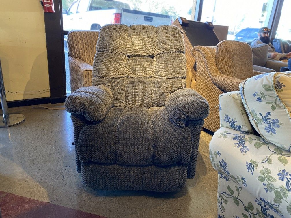 Traditional Plump Manual Recliner