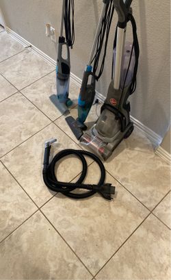 Carpet cleaner with 2 vacuums
