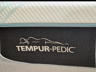 Tempur-Pedic ProAdapt Medium Qu,een Mat,tress 12 inch (Like New!). 85% off retail. Free same-day delivery.