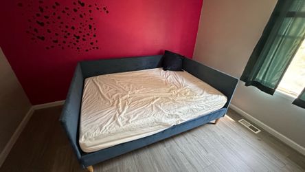 FULL SIZED DAY BED FOR SALE ($400 OR BEST OFFER)