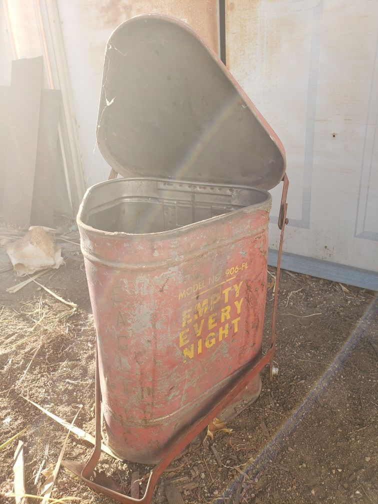 Vintage oil rag can