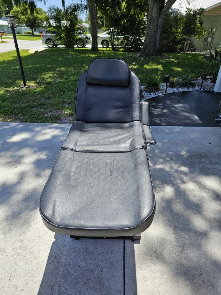 Tattoo/massage Bed