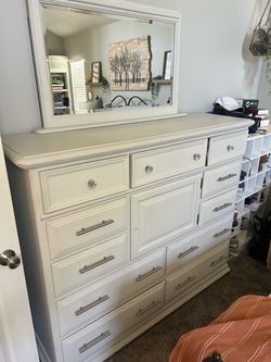 Dresser with mirror/chest of drawers