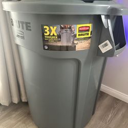 Rubbermaid Brute 32gal Commercial Trashcan New With Lid $30 Firm Pick Up Only