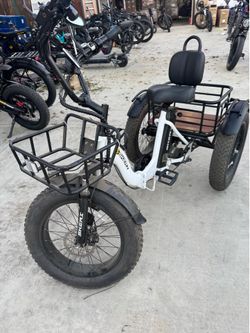 Electric tricycle for elderly people