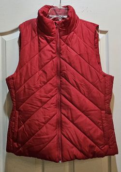 New york & company red sleeveless puffer vest featuring a stand collar, a full-length front zipper, and diagonal/chevron quilted stitching. Large