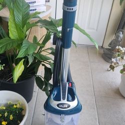 Shark vacuum cleaner in great cond.
