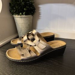 CLARKS Collection Women's Sandals Size 8.5 M Metallic