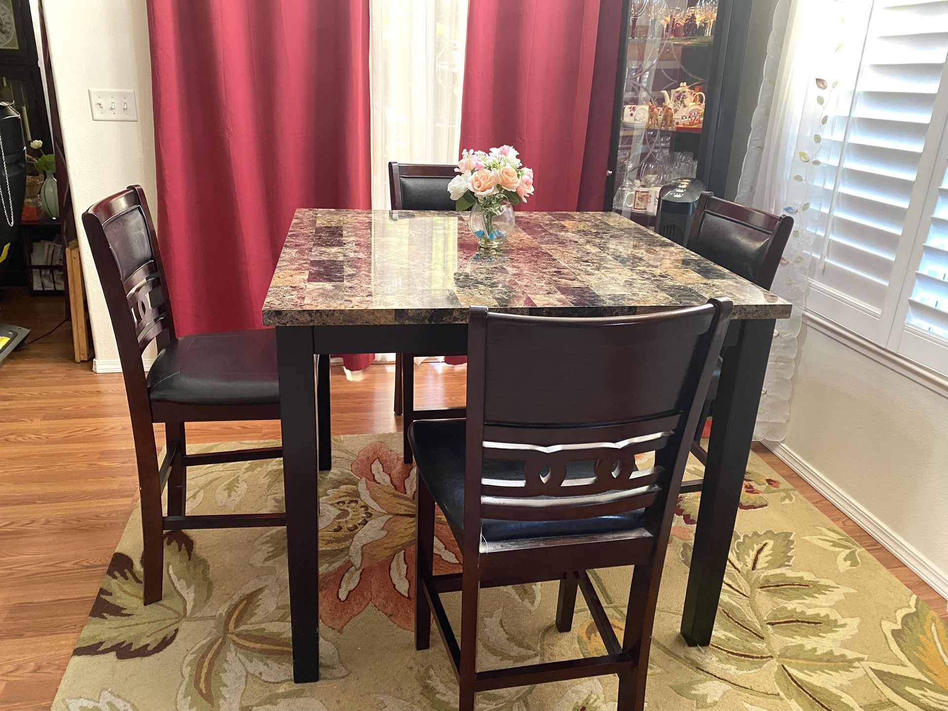 5 Pieces Dinning Set .  Have Footrest 