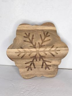 Wood Snowflake Serving Charcuterie Board in Natural Acacia Christmas Holiday