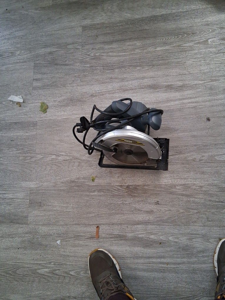 Brand New Electric Saw  Four 10 Dollars 