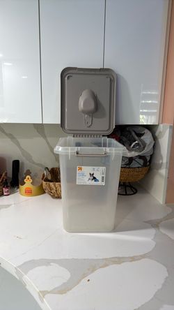 Pet storage container