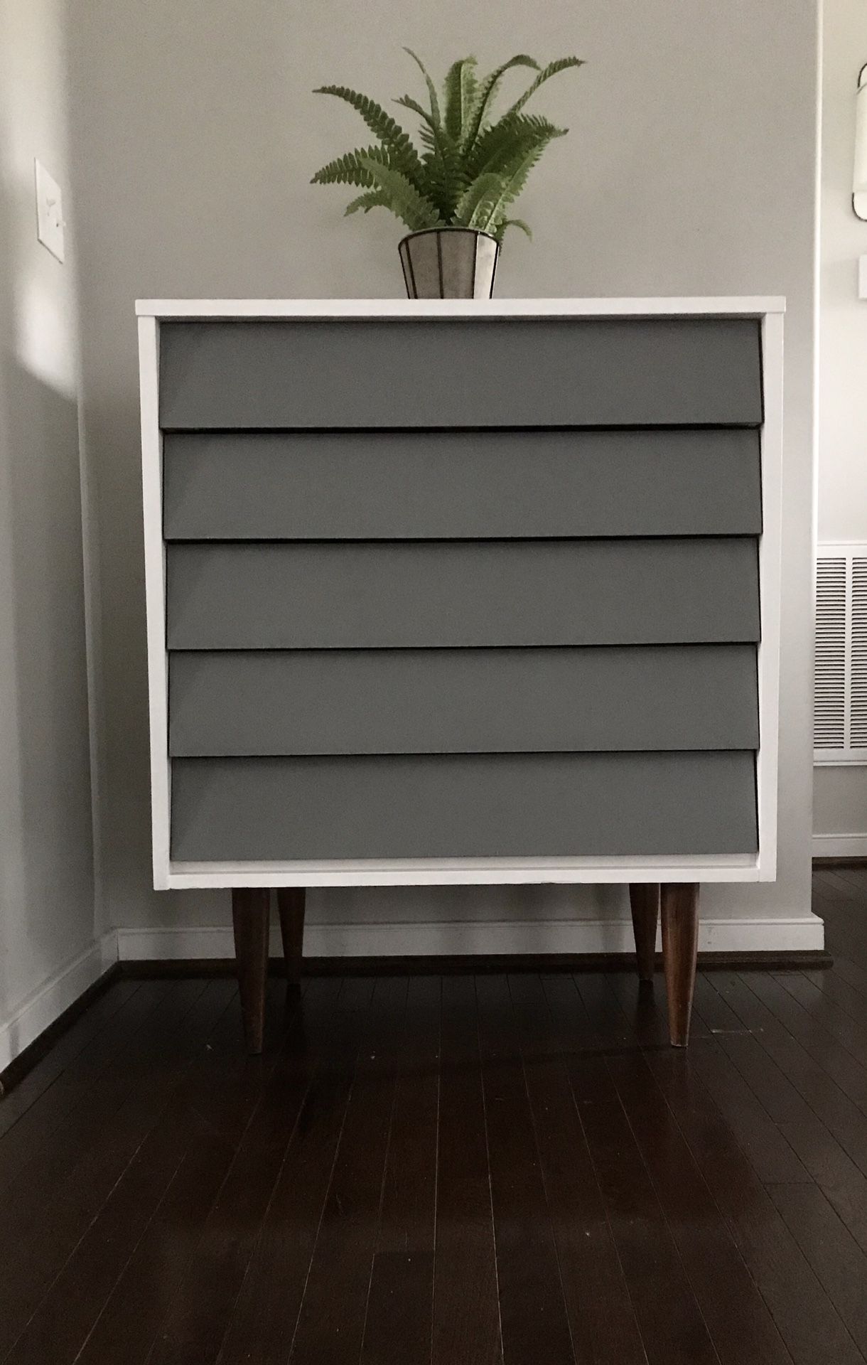 Mid century modern 5 drawer dresser