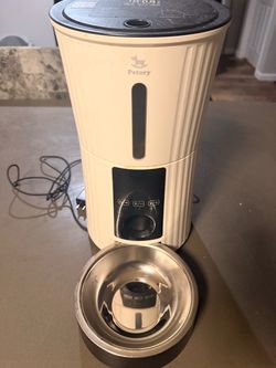 Automatic pet feeder