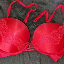 Womens Sexy Red Victoria Secret Bombshell Plunge 34C Polyester, Underwire, Pushup, Padded Sides and Bottom, 3 Way With The Straps. Loops holds the cup