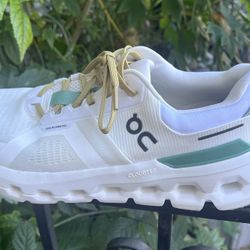 Brand New On Q Women’s shoes Size 8.5