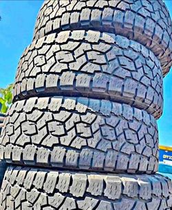 35*12:50r20 Vendo set de Tires con 70% de vida las 4