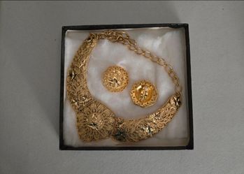 Jose maria barrera Goldtone necklace and clip on earrings