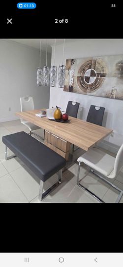 Dining table. Mesa de comedor