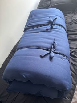 Mattress with a removable zippered cover, size 40x82