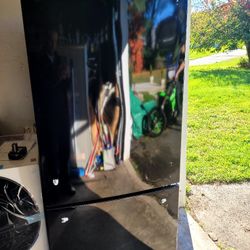 New Ge Black Refrigerator With Ice Maker 