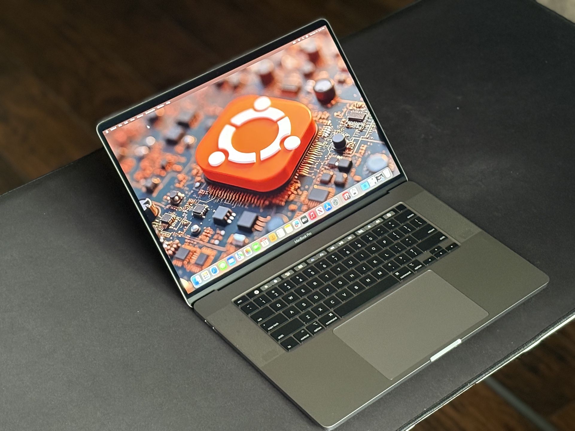 2019 MacBook Pro (16”) 6CORE i7 / 32gb ram / 500gb ssd