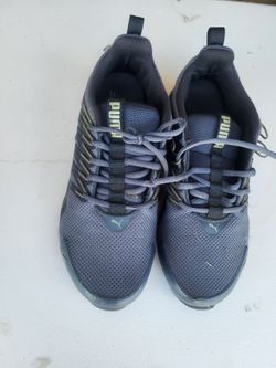 10 Men Puma gray tennis shoes