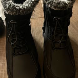 Women’s Faux Fur Lined Boots  Size 6
