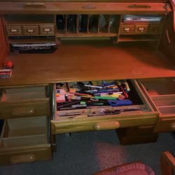 Vintage Roll top Desk With chair $50