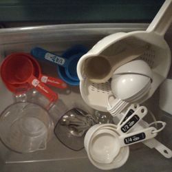 Measuring Spoons & Cups, Scoops & Strainer