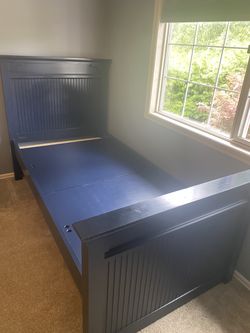 Twin Bed Frame w/Trundle (navy blue)