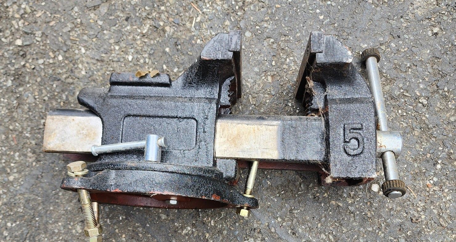 Vintage Swivel Bench Vise 5-1/2" Jaws Opens to 6"