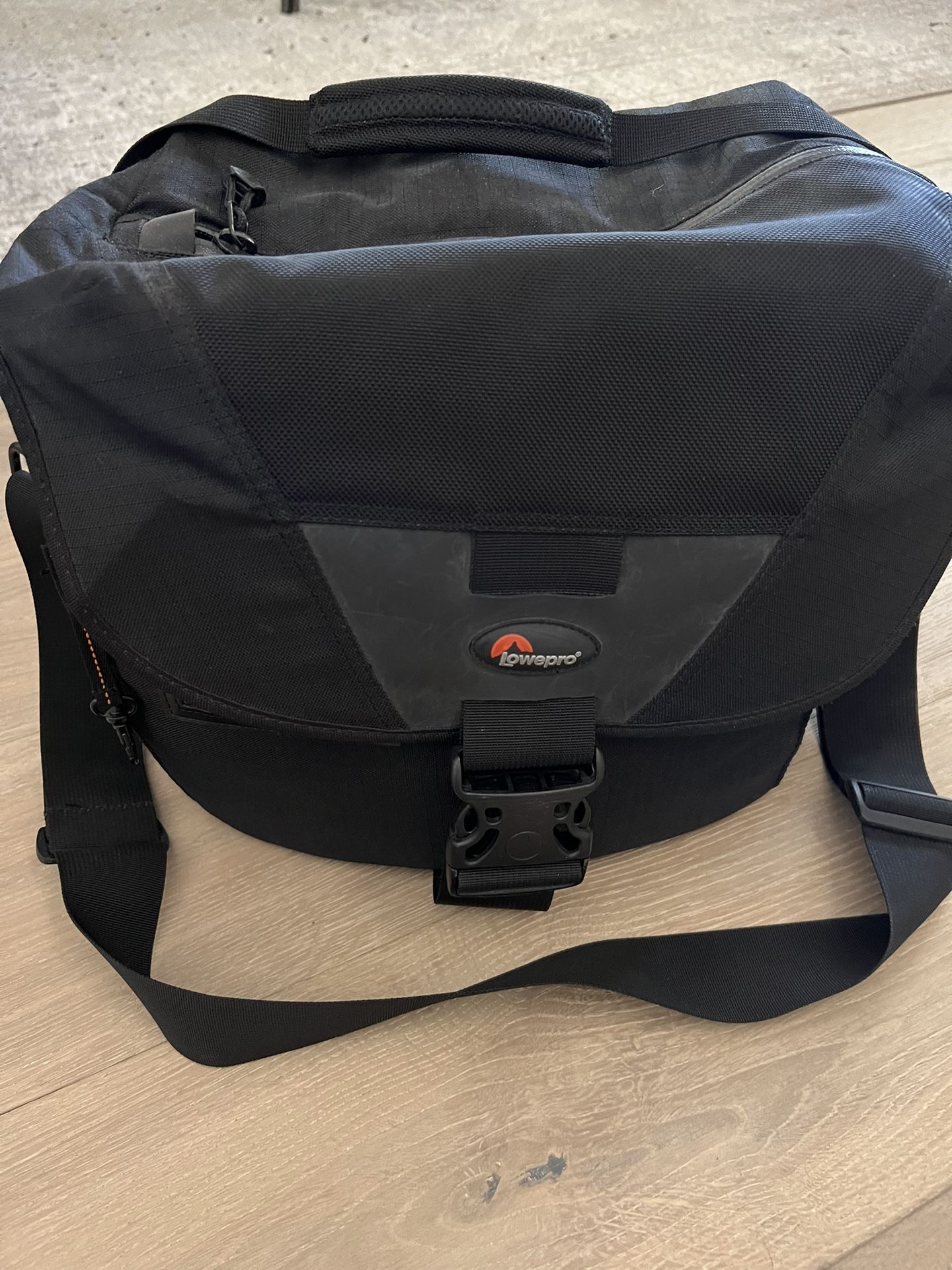 Lowpro Stealth Reporter D400 AW Camera Shoulder Bag