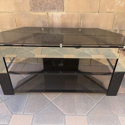 Entertainment Triangle Corner StandThree Glass Shelves, Tempered Glass Black For Tv Blu-Ray Very Good Condition Metal Framing, Tempered Glass Shelves,