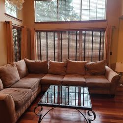 Cozy 6-Seater Sectional – Perfect for Movie Nights!