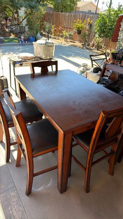 Dinner table brown almost new for 6 people