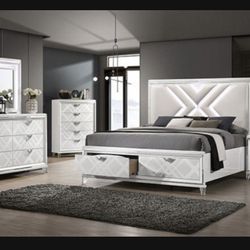 Brand New Extravagant 4pc Queen Bedroom Set 