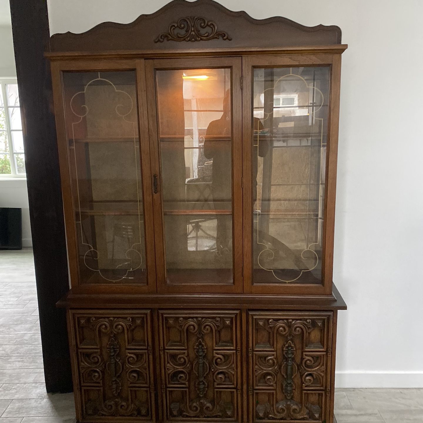 China Cabinet, Excellent Condition 