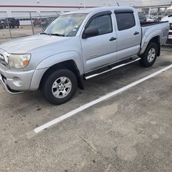 Toyota tacoma 2008 silver 4 doors