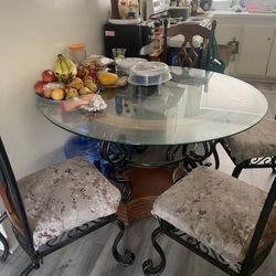 Round Table with 4 chairs