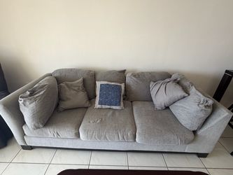Selling grey couch in Aventura, FL