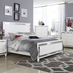 4PC QUEEN SIZE BEDROOM SET PICK UP TODAY $2000