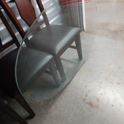 Dinning Table Oval Glass Top 52" X 34"