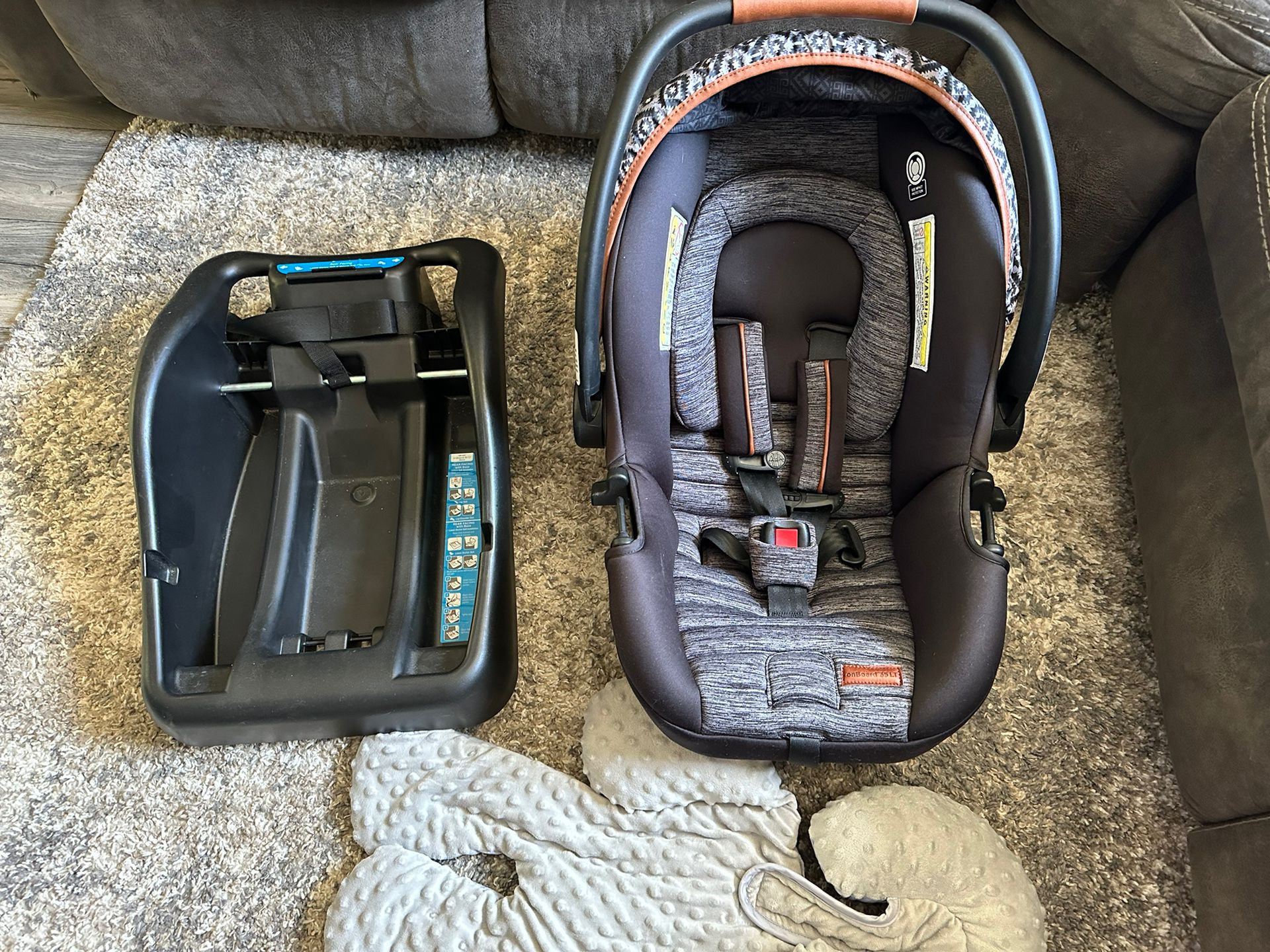 Mombebe Car seat And Base 