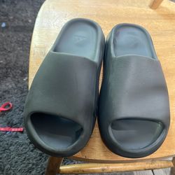 Yeezy slide black