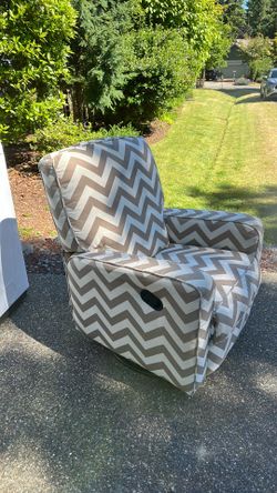 Swivel/rocker recliner