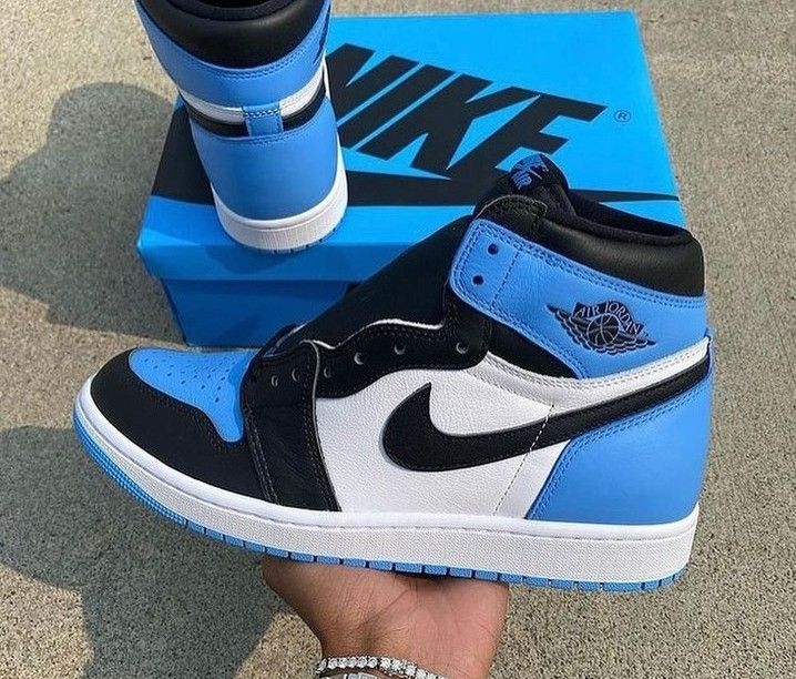 Air Jordan 1 Retro High OG โUNC Toeโ