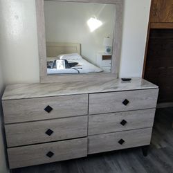 Grey Drawer Dresser With Mirror.